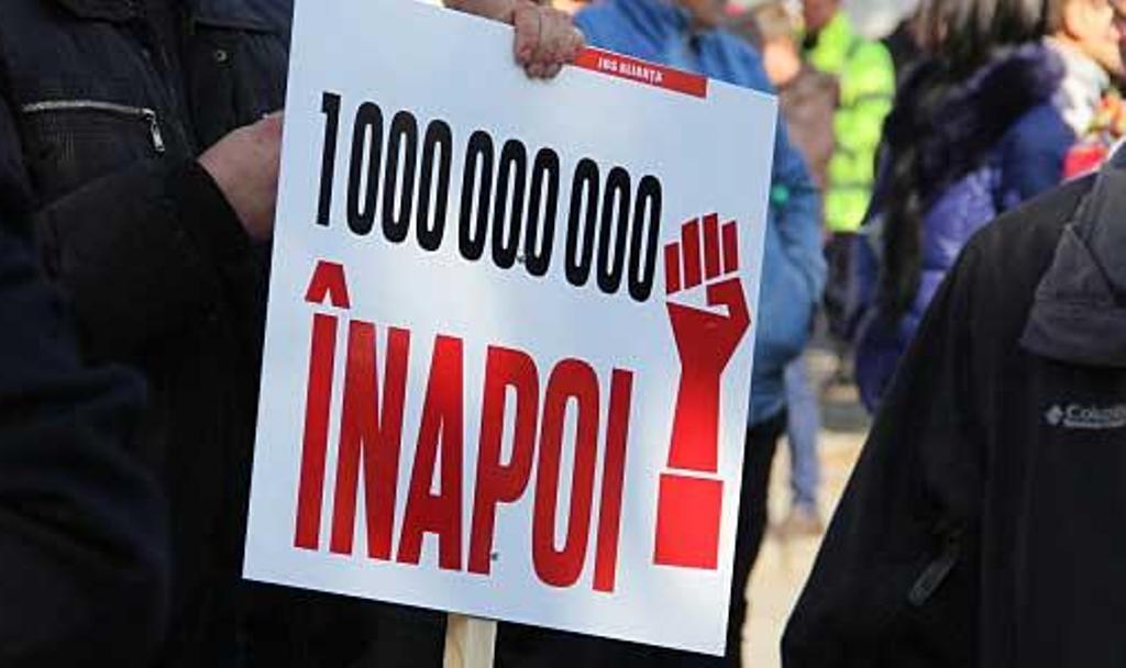 Хищения миллиард. Кража миллиарда в Молдове. Украсть миллиард. Фото табличка кража. Судья и протест картинки.