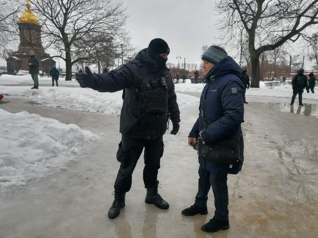 В Петербурге задержали священника, который собирался служить панихиду по  Навальному - MoldovaLibera