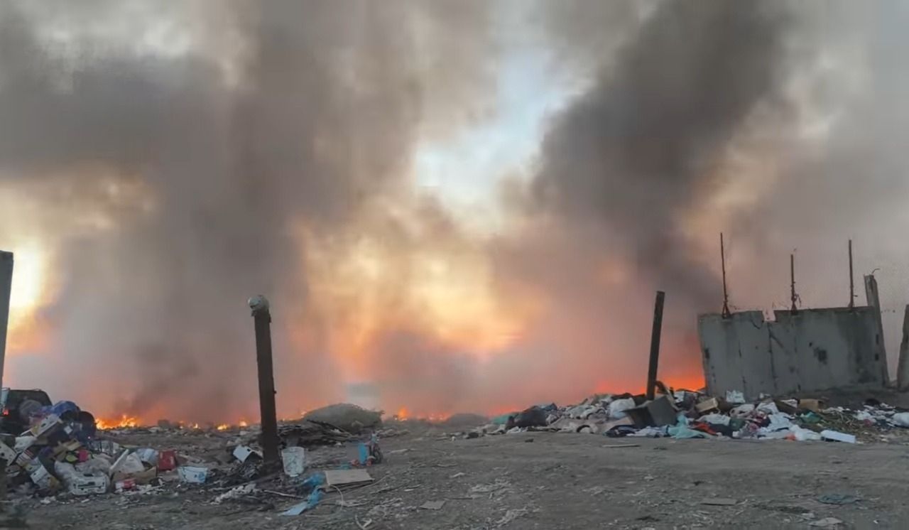В Каушанах почти 7 часов тушили пожар на свалке