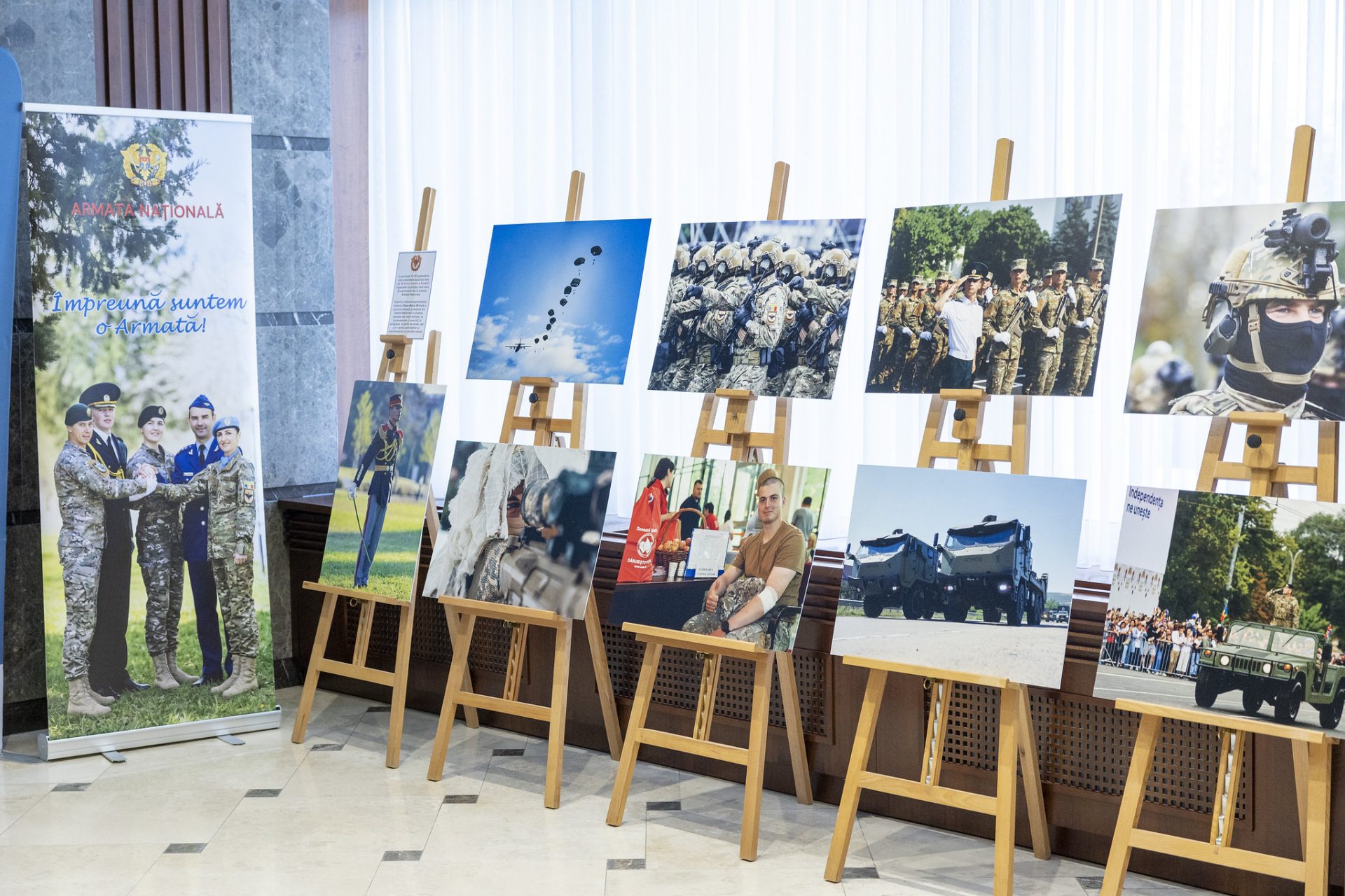 В парламенте открылась фотовыставка, посвященная 35-летию Национальной армии