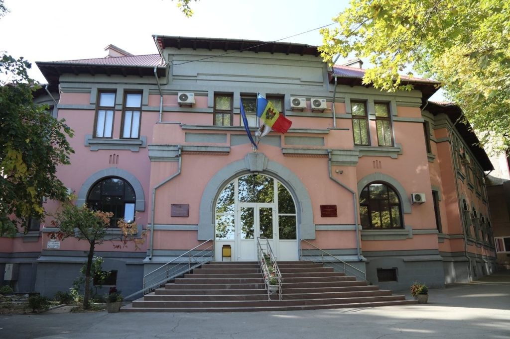 В Управлении образования Кишинева прокомментировали инцидент с психотропными таблетками в школе муниципия