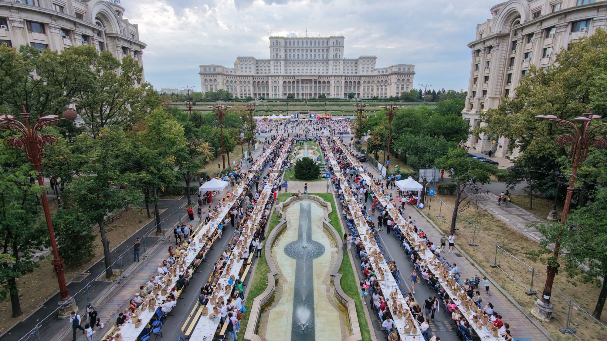 (ФОТО) В Бухаресте установили мировой рекорд: 20 тыс. человек сели за стол длинной 5 км